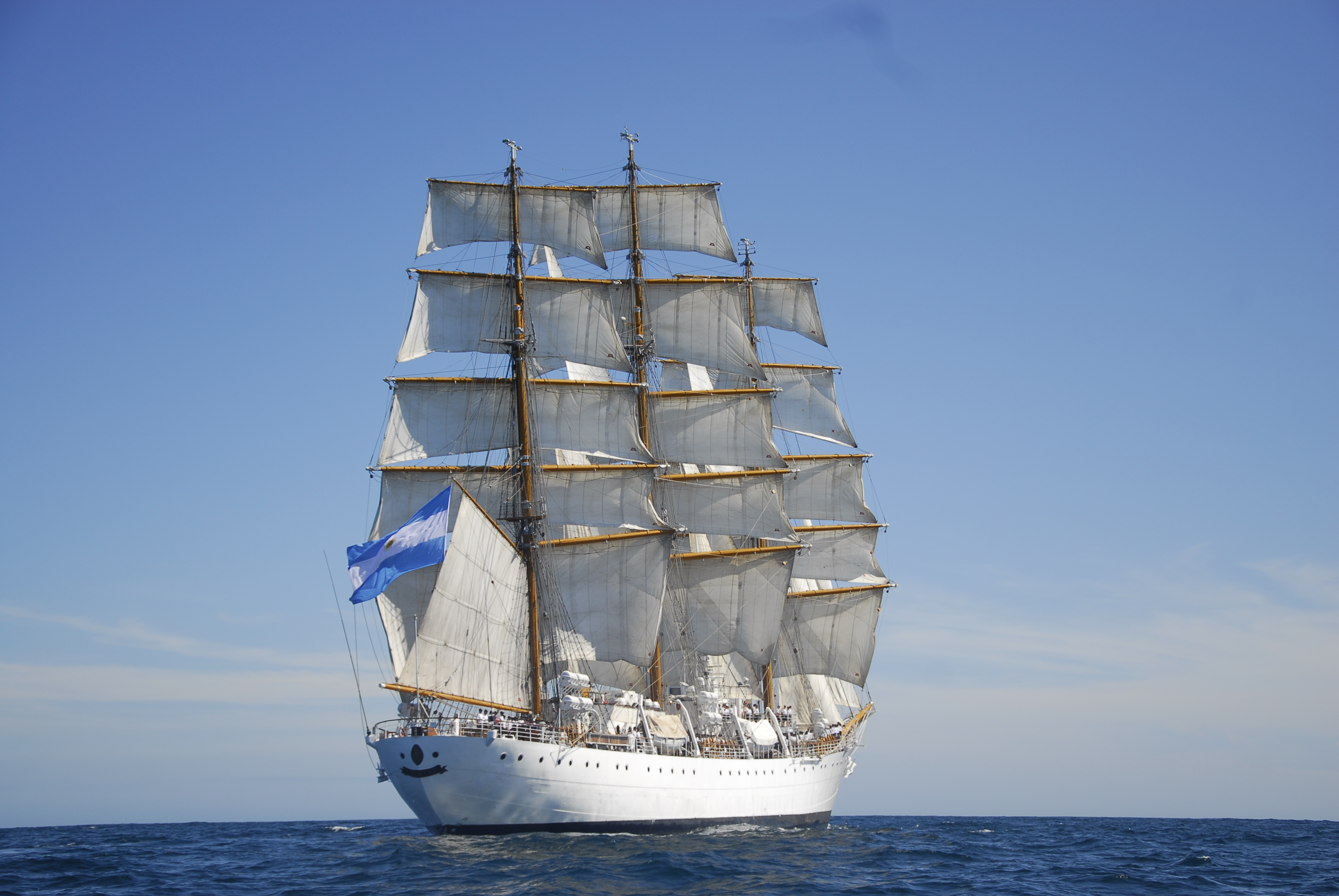 Fragata ARA Libertad navegando a toda vela